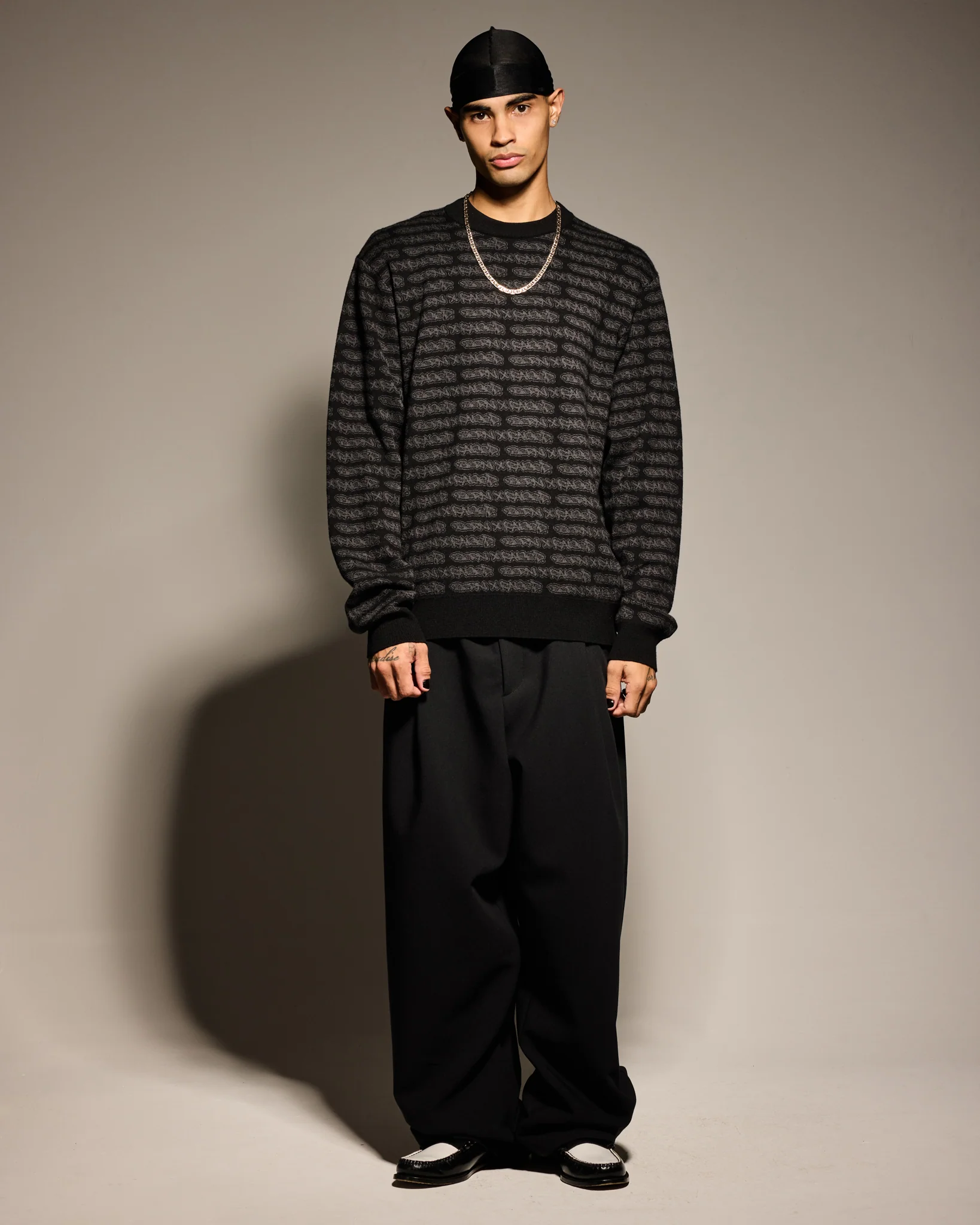 ALL OVER TAG KNIT SWEATER: BLACK - Image 4