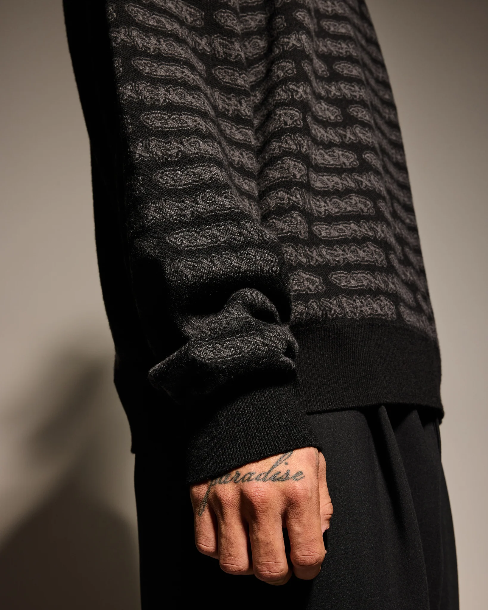ALL OVER TAG KNIT SWEATER: BLACK - Image 5