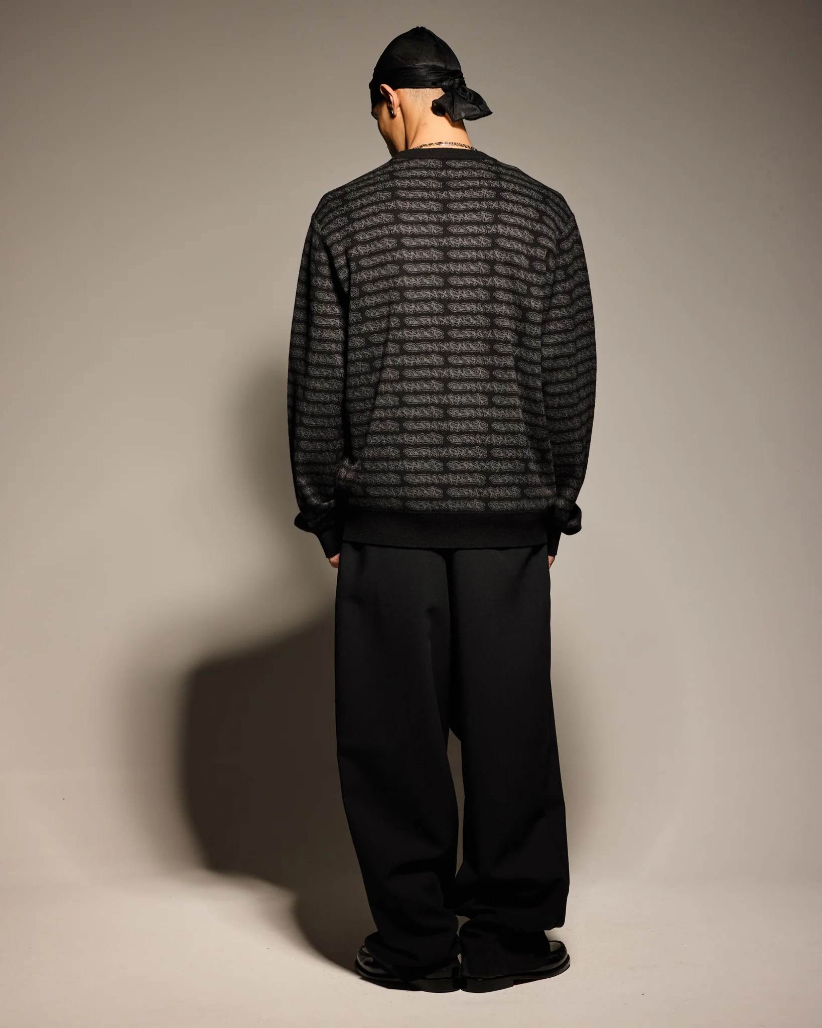 ALL OVER TAG KNIT SWEATER: BLACK - Image 7